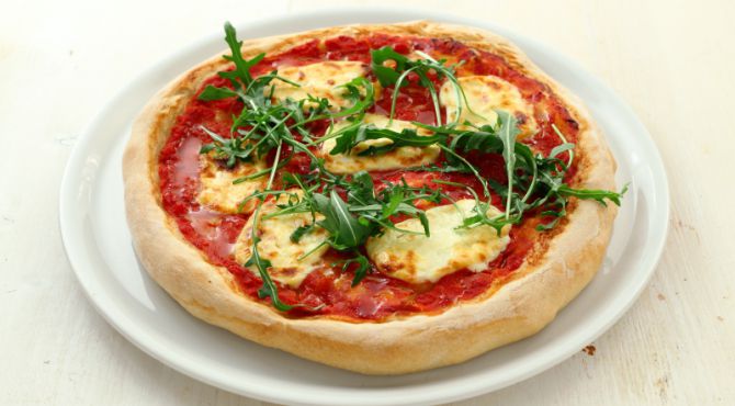 Thin pizza with Stracchino cheese and rocket
