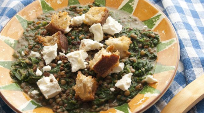 Lentil and spinach soup, with cubes of Feta cheese and bread (and crunchy lentils with paprika)