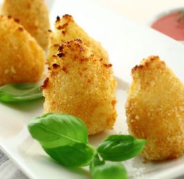 Baked rice balls with peas and smooth tomato sauce