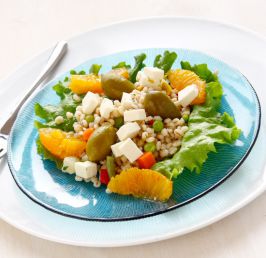 Greek salad with spelt and orange