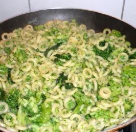 Pasta loops with turnip greens