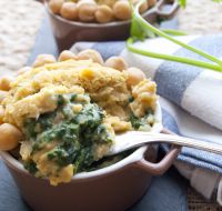 Savoury pastries with chickpeas, spinach and stracchino cheese