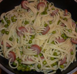 Tagliolini with frankfurters and peas