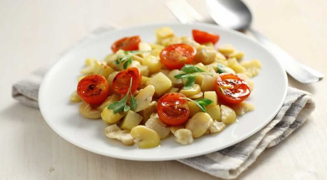 Split broad beans with potatoes and cherry tomatoes