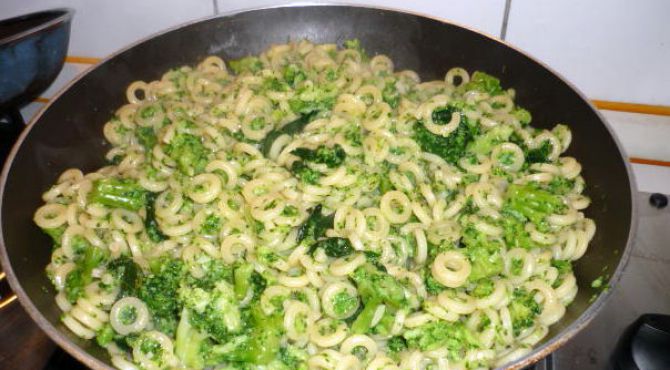 Pasta loops with turnip greens