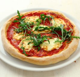 Thin pizza with Stracchino cheese and rocket