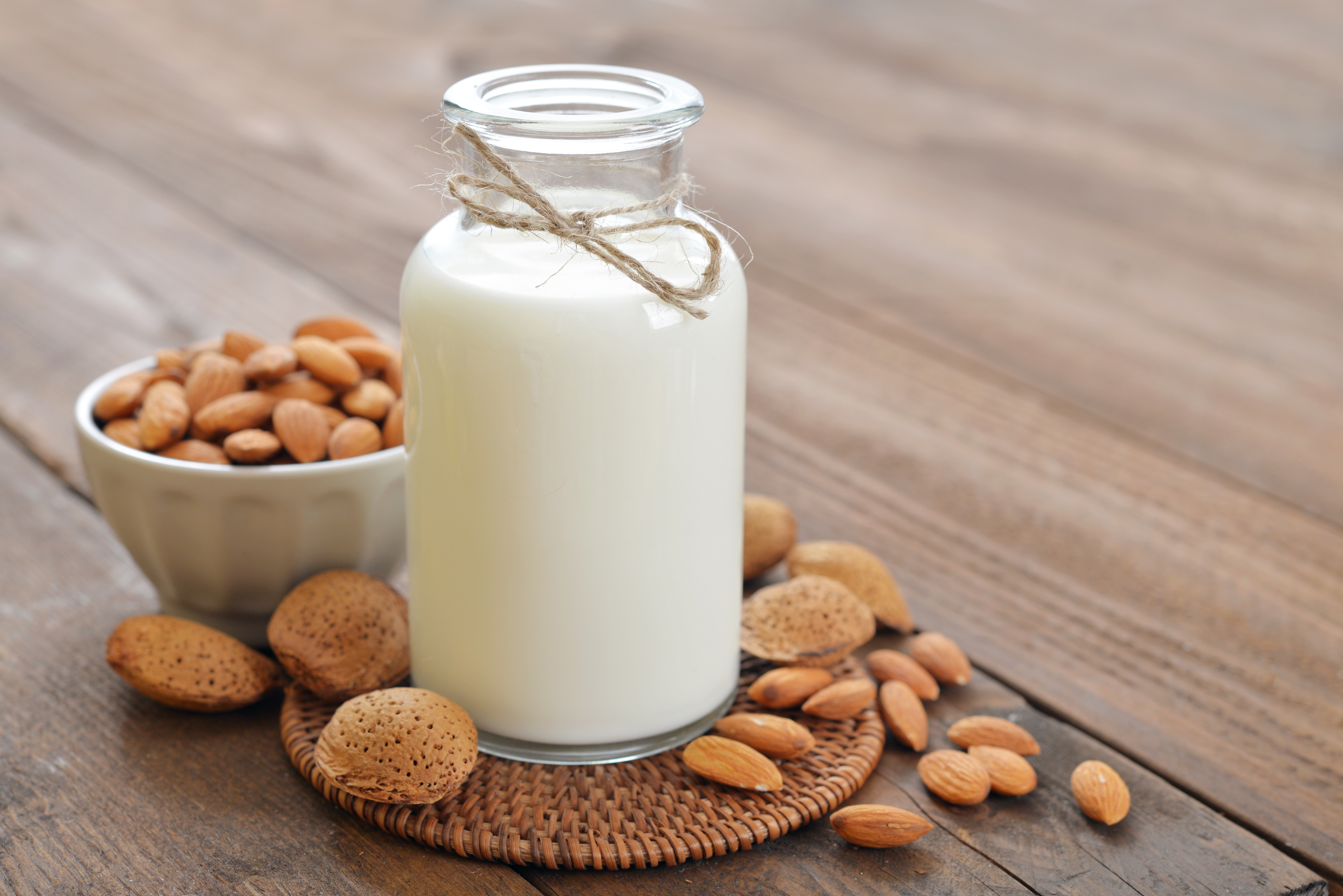 Растительное молоко. Миндальное молоко Almond. Ореховое молоко. Миндально-ореховые молоко.