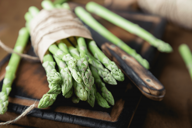 Prepararsi alla cottura: come pulire gli asparagi