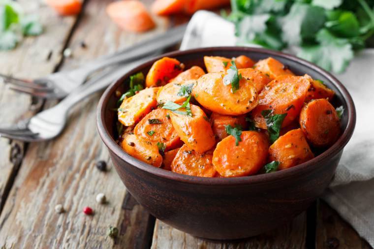 Cuocere le carote: in padella c’è più gusto