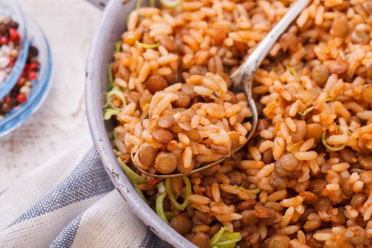 Piatti unici: riso basmati con lenticchie, bocconcini e salsa di soia 