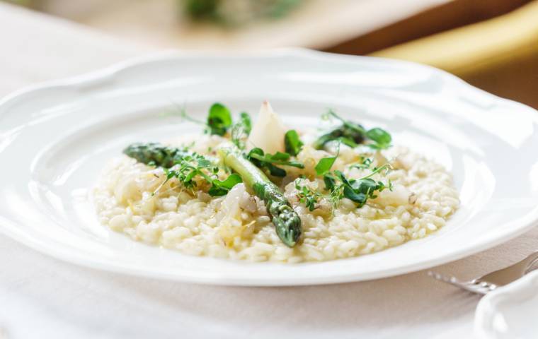 Primi piatti verdure primaverili: risotto con asparagi