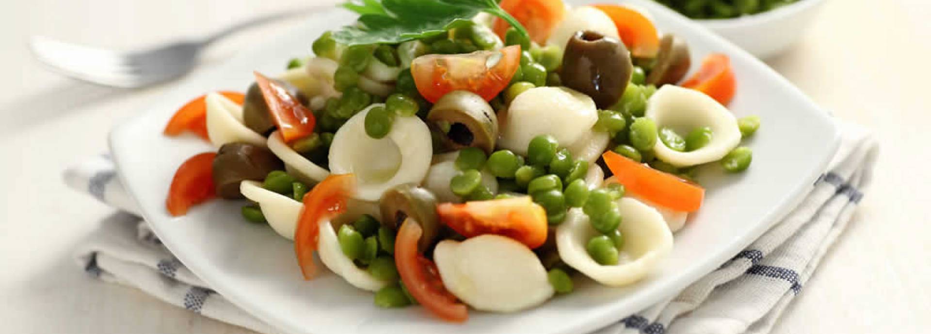 Orecchiette con piselli e olive verdi