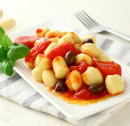 Gnocchi z ciecierzycy z obranymi pomidorami i oliwkami Taggiasca