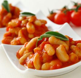 Fasola Cannellini po toskańsku w sosie pomidorowym
